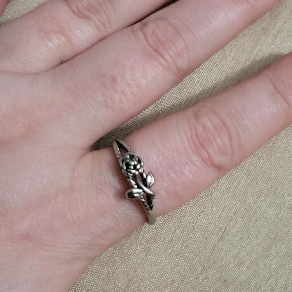 Size 9 minimalist rose flower silver tone ring